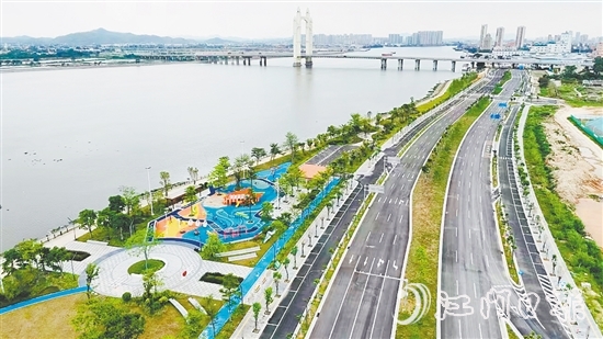 開平市對沿江景觀進(jìn)行系統(tǒng)性提質(zhì)升級，致力于為市民打造“四季有花、步移景異”的高品質(zhì)濱水空間。