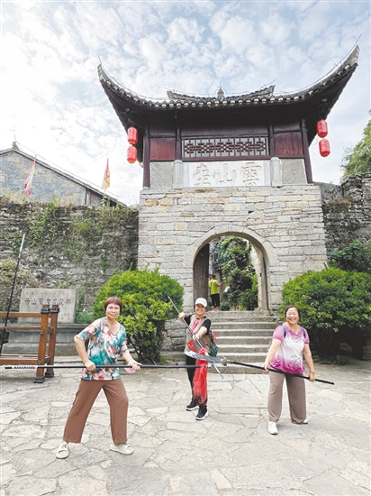 銀發(fā)族熱衷旅游。