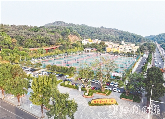 白水帶體育公園為群眾提供了專業(yè)的健身場所。