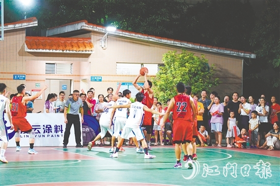 外海街道運動場上，“村BA”賽事精彩紛呈。何榕