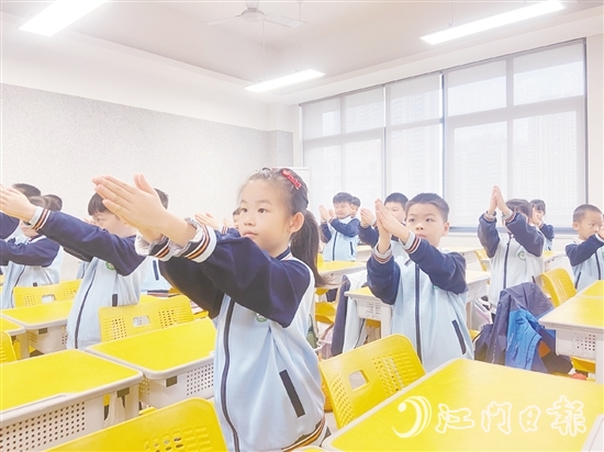 臺山市新寧小學(xué)創(chuàng)新推出室內(nèi)課間操。