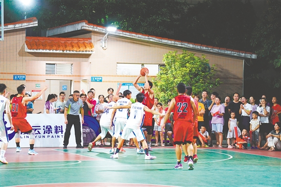 外海街道運(yùn)動(dòng)場(chǎng)上，“村BA”賽事精彩紛呈。何榕
