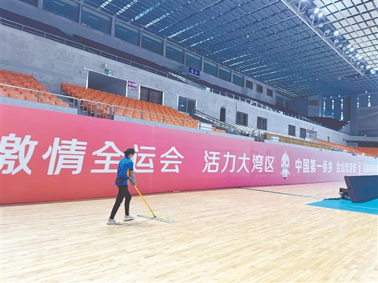 在臺山新寧體育館，工作人員仔細擦拭每個角落，為賽事打造干凈整潔的環(huán)境。