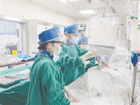 手術(shù)中，醫(yī)生操作二尖瓣夾子“捕獲”瓣葉。