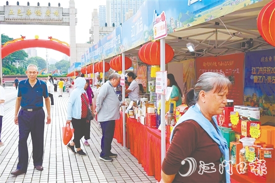 “江門優(yōu)品”展區(qū)內(nèi)，各式特產(chǎn)薈萃，呈現(xiàn)了豐富多彩的“江門味道”。