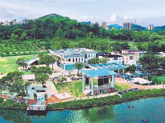 位于三合鎮(zhèn)的鳳鄉(xiāng)玉懷民宿由僑鄉(xiāng)建筑活化改造而成，是臺山旅美僑胞在家鄉(xiāng)投資經(jīng)營的優(yōu)質(zhì)農(nóng)文旅項目。