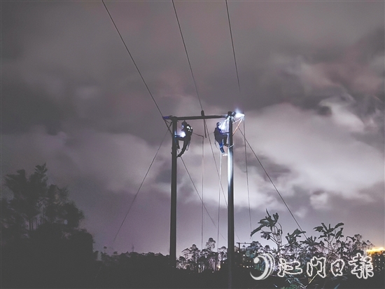 臺風(fēng)“樺加沙”期間，恩平供電局搶修人員晝夜不息，連續(xù)奮戰(zhàn)。