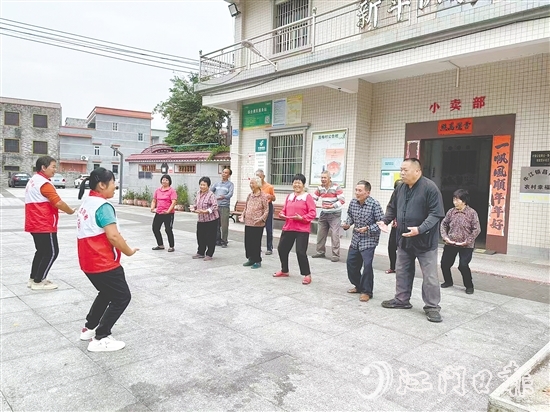 “銀發(fā)志愿者”帶領(lǐng)村中長(zhǎng)者鍛煉身體。
