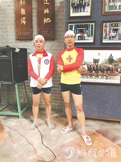 李列愉（右）是江門市紅十字會(huì)水上救援隊(duì)隊(duì)員，多次參加救援培訓(xùn)。