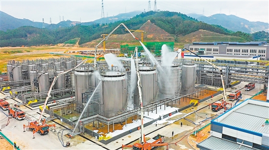 演練現(xiàn)場(chǎng)，舉高噴射消防車憑借五節(jié)折疊臂架升至62米高空，精準(zhǔn)打擊火情。