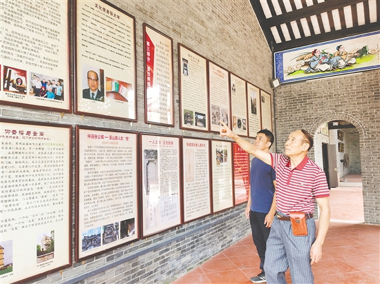 張衛(wèi)民(前)介紹村史館建設(shè)情況。江門日?qǐng)?bào)記者 張衛(wèi)民(前)介紹村史館建設(shè)情況。江門日?qǐng)?bào)記者