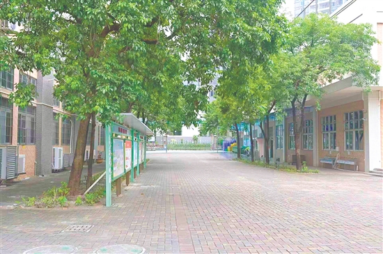 我市各校對(duì)易積水、易藏污的衛(wèi)生死角進(jìn)行清理，環(huán)境煥然一新。