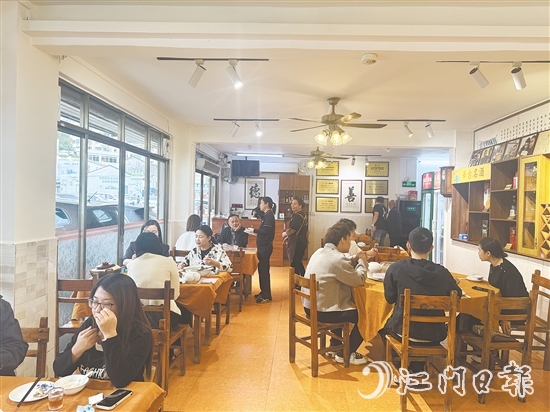 午飯時間，名遠恩平菜館座無虛席。