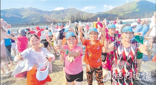 “熊貓專列”帶著全國200多名游客來到臺山感受濱海的快樂。