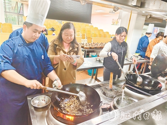 學(xué)員們跟著專業(yè)廚師學(xué)習(xí)制作黃鱔飯。