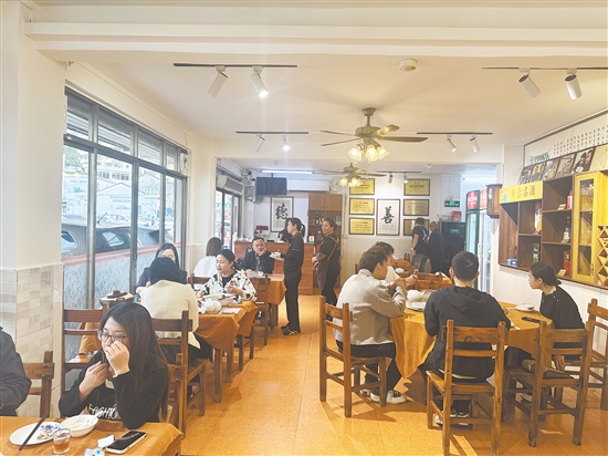 午飯時間，名遠恩平菜館座無虛席。