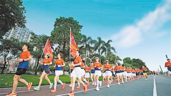 區(qū)跑步運(yùn)動(dòng)協(xié)會(huì)跑友每天晨跑，在晨光中感受城市的魅力。