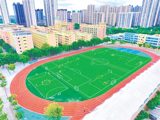 今年10月，新會尚雅學(xué)校田徑運動場完成翻新并投入使用。