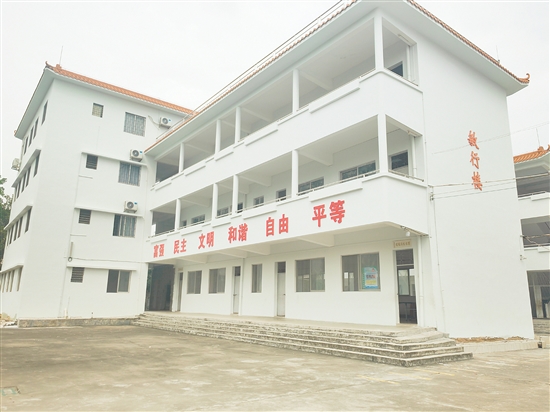 九子沙小學(xué)的教學(xué)樓粉刷一新。
