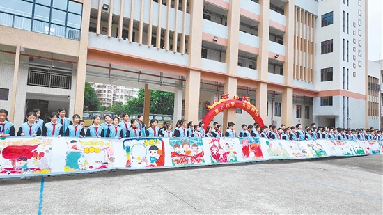 一幅幅生動(dòng)的畫(huà)作串聯(lián)起大家對(duì)十五運(yùn)會(huì)的期待與祝福，成為校園里一道獨(dú)特的風(fēng)景線(xiàn)。