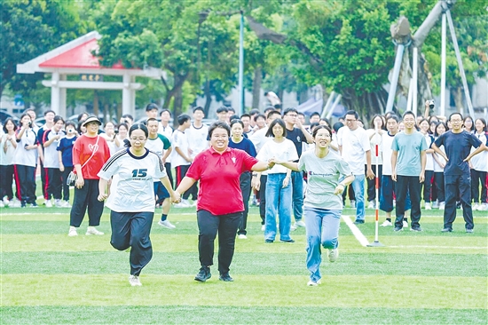 師生們以團隊協作的方式在賽場上奮力拼搏，充分展現體育風采。