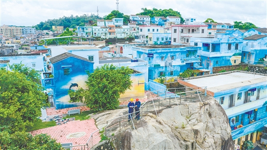 臺(tái)山供電局深入鯤鵬村，做好電力服務(wù)。