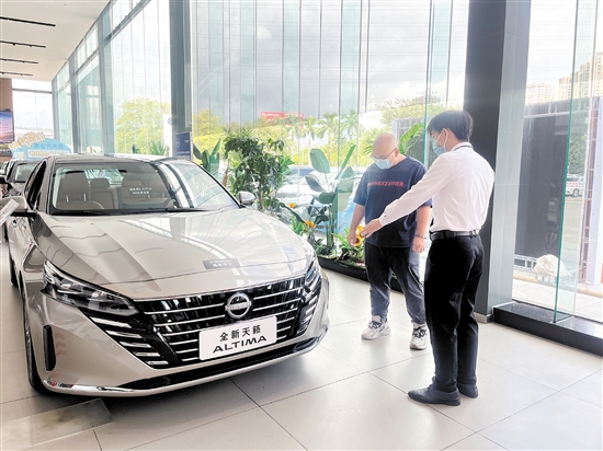 要盡早提到新車(chē)，享受乘用車(chē)消費(fèi)補(bǔ)貼，建議消費(fèi)者購(gòu)車(chē)時(shí)盡量選擇現(xiàn)車(chē)。