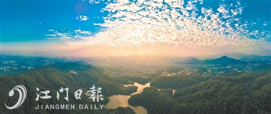 1月1日，清晨，陽(yáng)光穿透云層，照耀著江門(mén)市區(qū)。