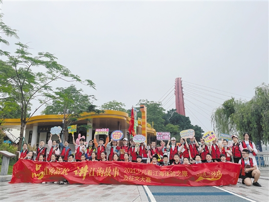 小記者們收獲了難忘的江海體驗(yàn)之旅。