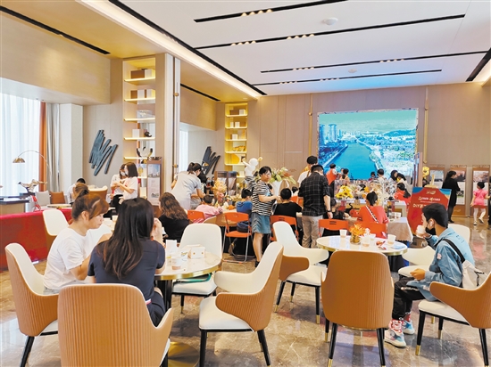 江門二沙島銷售中心坐滿了前來看房的客人。