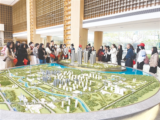 上半年，縣城樓盤吸引許多購房者的目光。