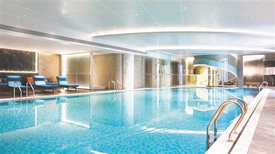 部分樓盤的會(huì)所配備了室內(nèi)恒溫標(biāo)準(zhǔn)泳池。