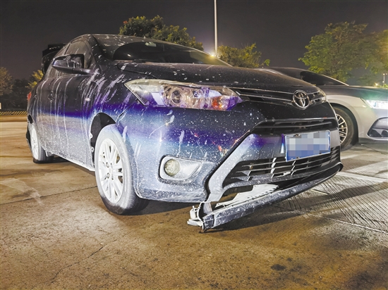 市民區(qū)先生從江門駕車到深圳出差，途中為躲避突如其來的輪胎，造成車輛損傷。