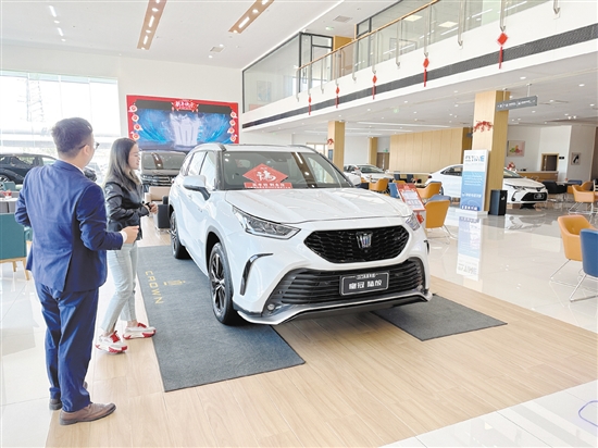 不少消費(fèi)者到店就問(wèn)有無(wú)現(xiàn)車。