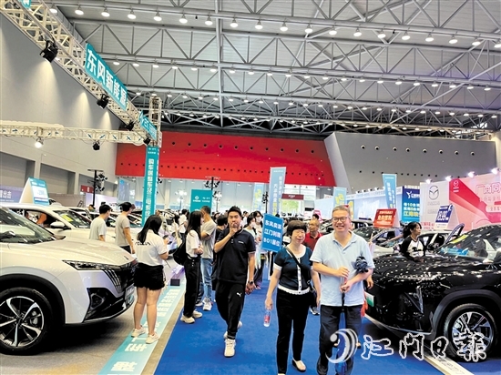 “五一”車展人氣旺，現(xiàn)場成交給力。