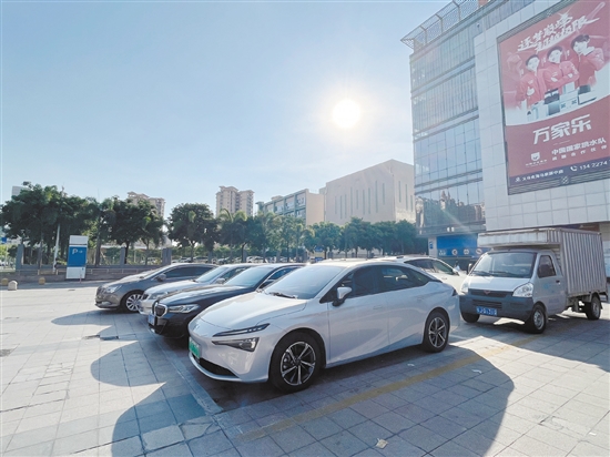 艷陽高照，汽車在戶外備受“烤”驗(yàn)。