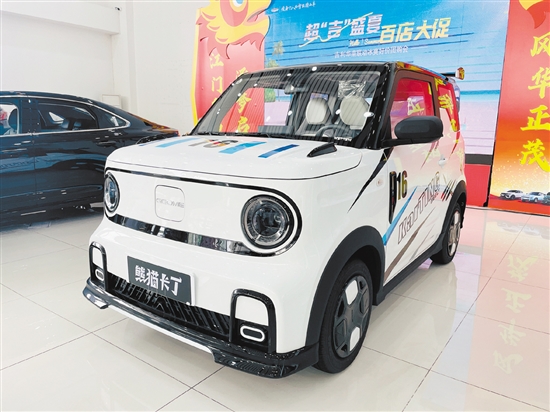 吉利熊貓卡丁采用了小方盒子造型，整體十分具有辨識度。