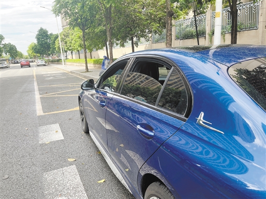 汽車經(jīng)過暴曬后，應(yīng)先把所有車窗打開。