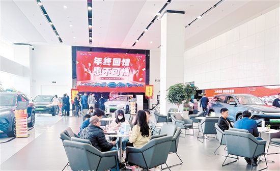 進入12月以來，不少汽車經(jīng)銷商陸續(xù)迎來買車過年的客戶。