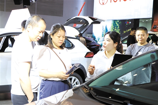 本報(bào)舉辦的大型車展吸引了許多消費(fèi)者。