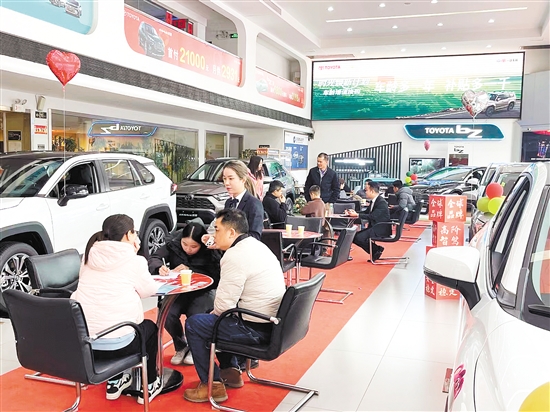 置換更新補(bǔ)貼激發(fā)不少消費(fèi)者的購車意愿。