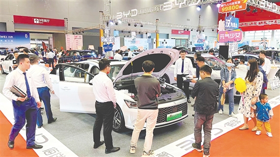 本報(bào)往屆車展設(shè)置的新能源汽車展區(qū)受消費(fèi)者歡迎。