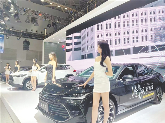 車展自然少不了靚麗車模。